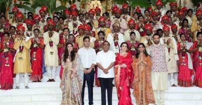 Mukesh Ambani dan isteri terdahulu menganjurkan majlis perkahwinan besar-besaran untuk 50 pasangan kurang bernasib baik.