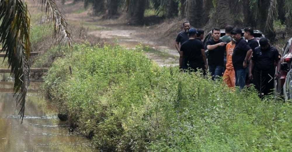 Suspek semasa dibawa ke lokasi kejadian menunjukkan lokasi sebenar mayat Nur Farah ditemukan iaitu berhampiran anak sungai