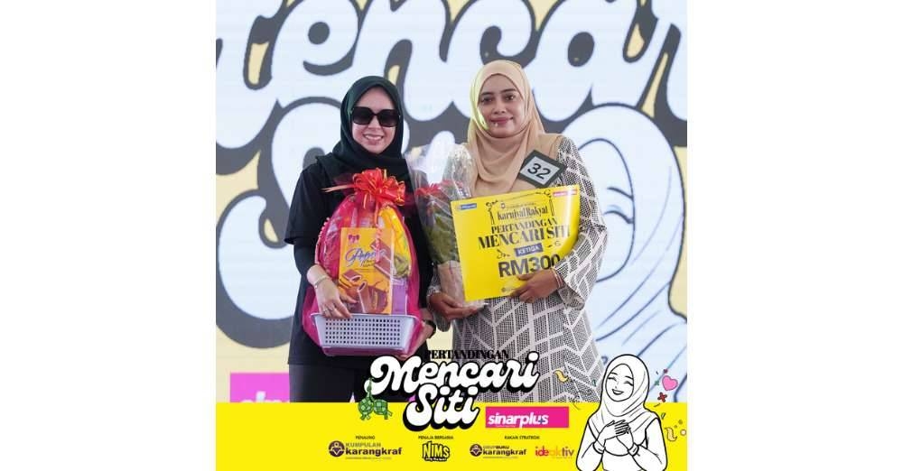 Siti Norhanifah Mustakim dengan hadiah wang tunai sebanyak RM300, hamper dan jambangan bunga.