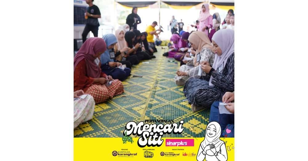 Begitu tekun maisng-masing menjahit butang. 