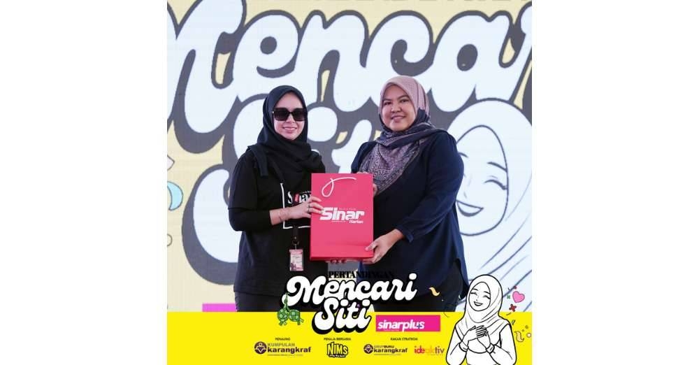 Pengurus Besar Operasi Sinar Karangkraf, Naquiah Muhamad Noor beri sedikit cenderamata kepada Ketua jabatan media dan editorial LZS, Ima Syuhada Ismail