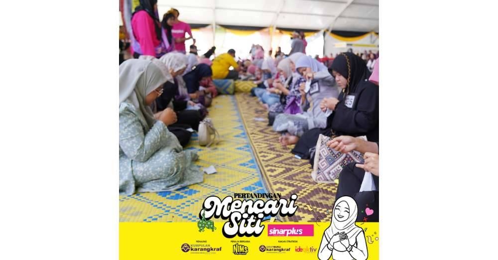 Peserta sedang fokus menjahit butang di atas kain yang disediakan. 