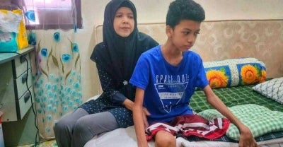 Mohd Hidayat memerlukan penjagaan rapi daripada ibunya, Zanariah sejak disahkan menghidap kanser tulang pada Jun lalu.