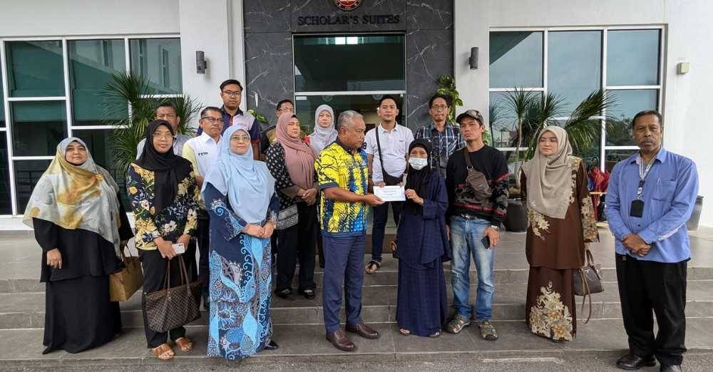 Profesor Datuk Dr Md Amin menyampaikan sumbangan Tabung UPSI Prihatin dan Tabung Kebajikan MPP pada Julai lalu.