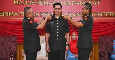 Ashraf ketika menerima pemakaian pangkat Leftenan oleh Panglima Tentera Darat (PTD), Jeneral Tan Sri Datuk Muhammad Hafizuddeain Jantan, Mac lalu.