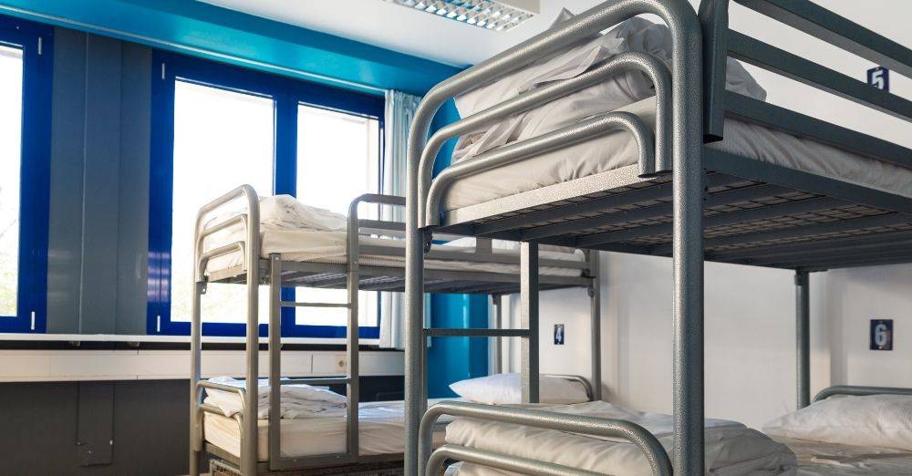 Rakan sekelas ternampak pelajar berkenaan keluar dari kelas dengan membawa beg sekolah dan terus ke bahagian belakang asrama. (Gambar hiasan)