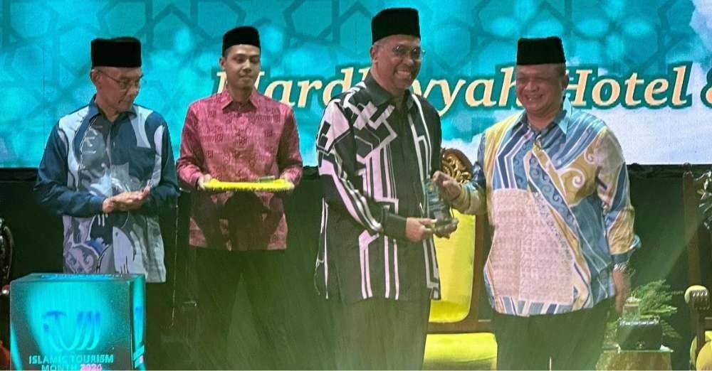 Pengarah Urusan Mardhiyyah Hotel & Suites, Datuk Seri Hj Mohamed Rafik Hj Mohd Idris di Majlis Pengurniaan ‘Plaque’ Muslim-Friendly Tourism and Hospitality Assurance and Recognition (MFAR) yang disempurnakan oleh Pemangku Raja Perlis, bersempena dengan Majlis Pra Pelancaran Islamic Tourism Month (ITM)