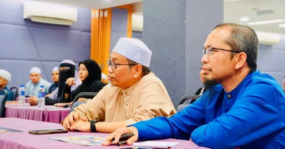 Allahyarham (kiri) di samping Ketua Pegawai Penyelidik WUIF, Tuan Haji Fazrul Ismail.