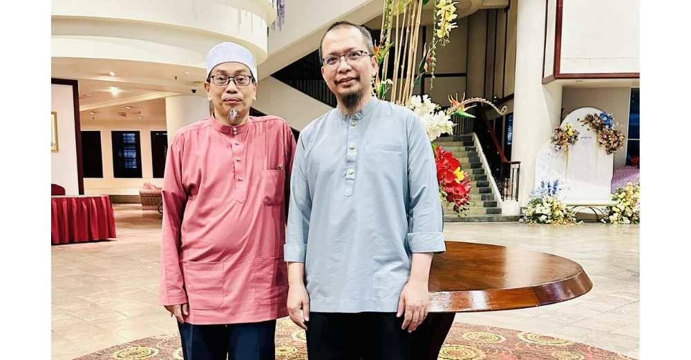 Kesihatan Ustaz Safri (kiri) mula merosot dan mengalami batuk menyebabkan doktor mengambil keputusan untuk menidurkannya jam 5 petang.