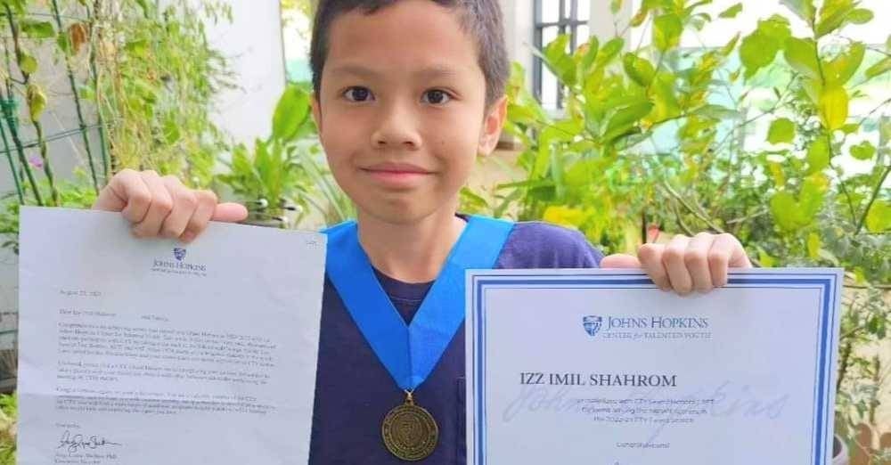 Sebelum ini, Izz telah dianugerahkan CTY Grand Honour/SET, sebagai salah seorang pelajar dengan markah tertinggi dalam pencarian bakat CTY 2022/2023 oleh Johns Hopkins Center for Talented Youth.