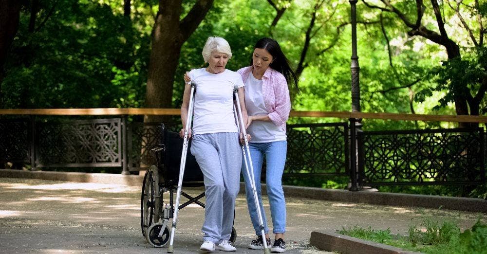 Patah tulang pinggul sering terjadi dalam kalangan orang tua kerana osteoporosis atau tulang lemah sehingga individu dengan situasi ini terdedah dengan situasi tersebut.