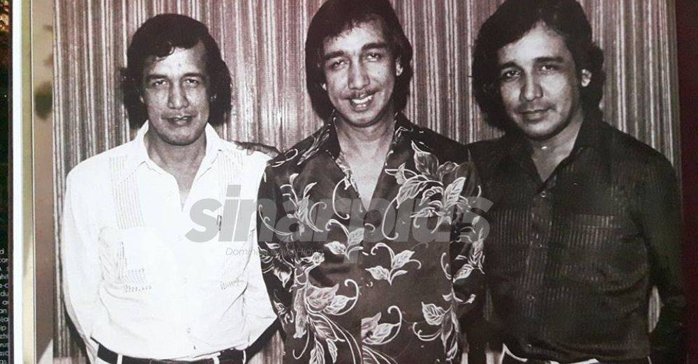 Gambar kenangan arwah bersama adik-adiknya, Allahyarham Omar Nawab Khan dan Allahyarham Akhbar Nawab Khan.
