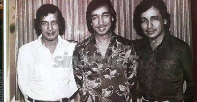 Gambar kenangan arwah bersama adik-adiknya, Allahyarham Omar Nawab Khan dan Allahyarham Akhbar Nawab Khan.
