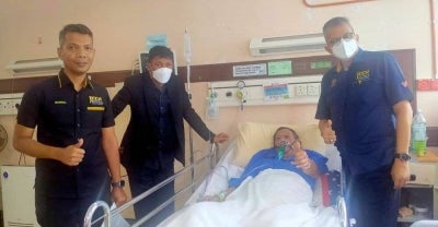 Rakan-rakan tidak lupa menziarahi Lan dan memberikan kata-kata semangat.