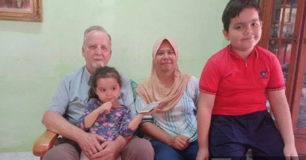 Allahyarham bersama isteri dan dua anaknya yang kini berusia lapan dan 13 tahun. (Kredit foto: Berita Harian)