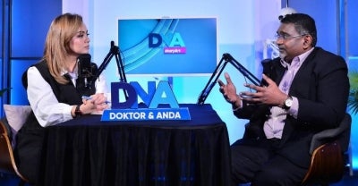 DR Shankar bersama hos Doktor Dan Anda, Juliana Ramle.