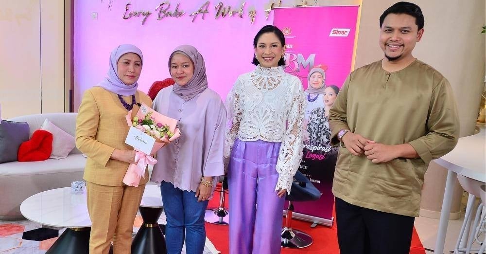 
KETUA Pegawai Eksekutif Sinar Karangkraf, Farah Hussamuddin menyampaikan cenderahati kepada Datuk Seri Nancy Shukri.