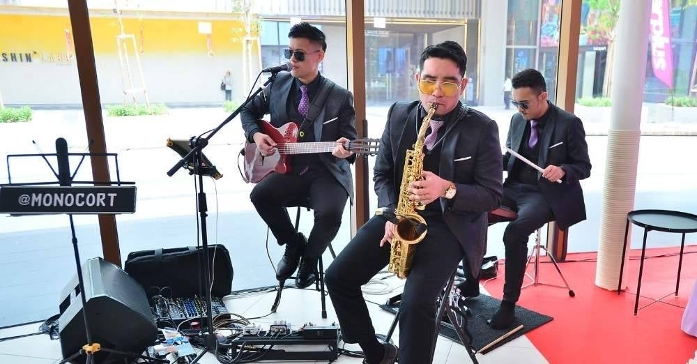 KUMPULAN Monocort mengiringi lagu sepanjang program Borak Bibir Merah berlangsung.