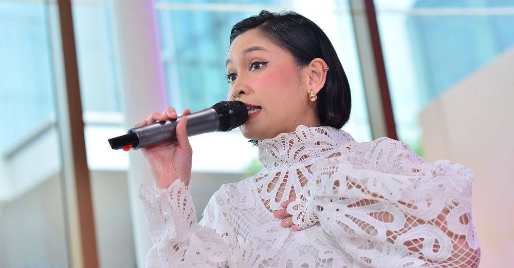 
SISSY Imann menyanyikan lagu Pesan Ayahanda di akhir segmen Borak Bibir Merah.