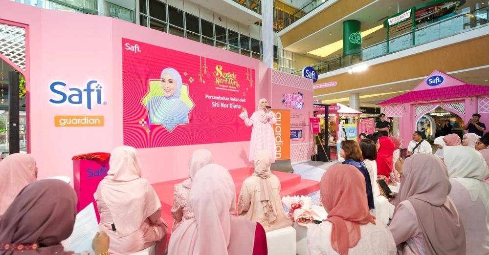 PENYANYI popular, Siti Nordiana turut menghiburkan tetamu sempena Kempen Jelajah Raya SAFI Serlah Seri Diri yang berlangsung hingga 27 April di IOI City Mall.