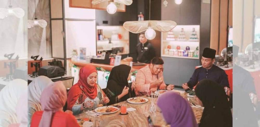 Pelakon Riz Amin antara yang turut hadir memeriahkan sambutan Hari Raya Restoran Rasa Rosz, IOI City Mall Putrajaya.