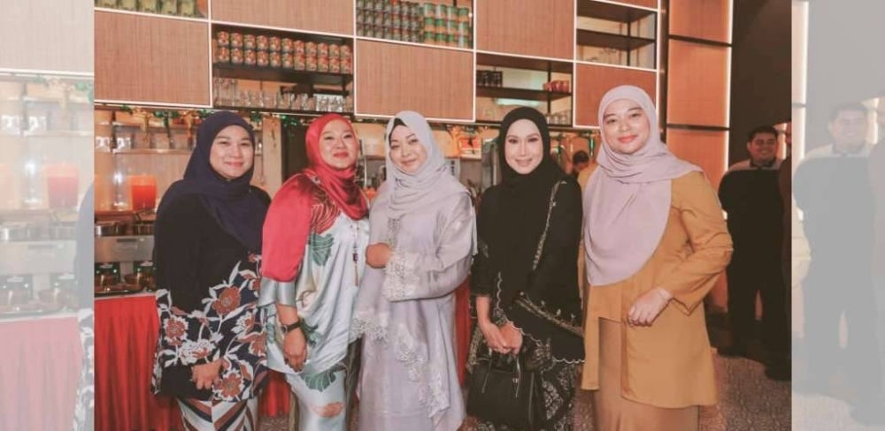 DATUK Seri Rozita (dua dari kiri) bersama penyanyi Azura Aziz dan Amy Mastura selepas majlis sambutan Hari Raya dan pelancaran 40 pes Rasa Rosz di Restoran Rasa Rosz, IOI City Mall Putrajaya.