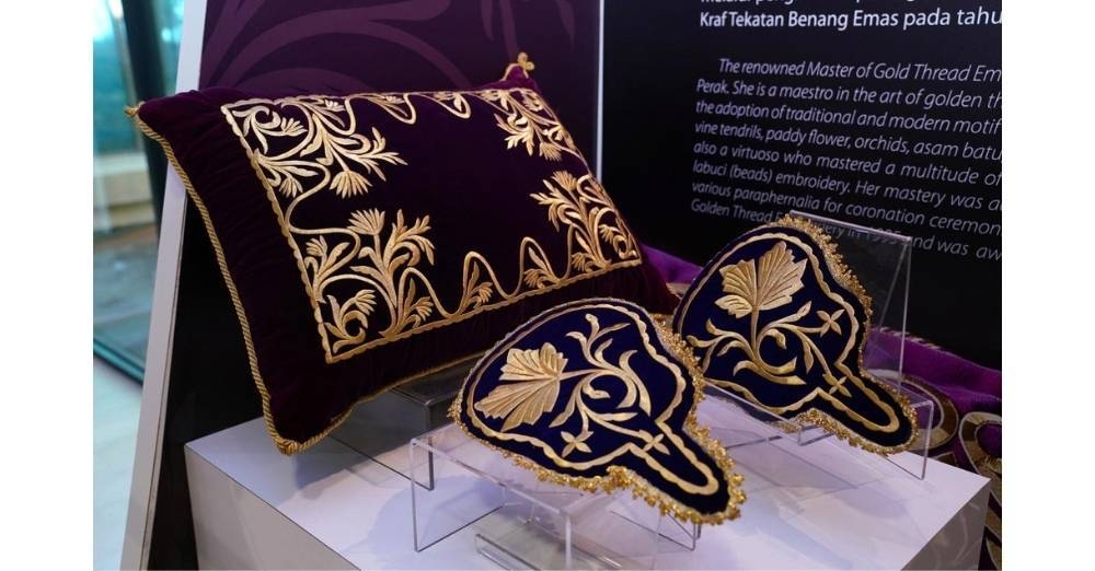 Kraf tekatan benang emas dihasilkan oleh Azizah Mohamad Yusof, Tokoh Kraf Negara (Tekatan Benang Emas).