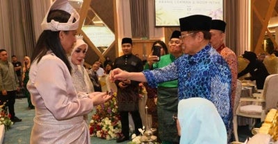 Premier Sarawak, Datuk Patinggi Abang Johari Tun Openg menepung tawar pengantin (Kredit foto: TV Sarawak)
