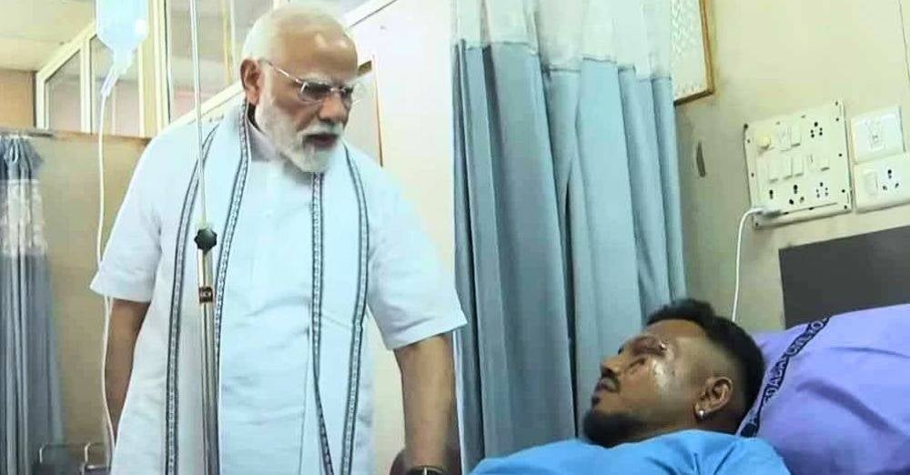 Perdana Menteri India, Narendra Modi bertemu Vishwash Kumar Ramesh, satu-satunya mangsa terselamat nahas pesawat Air India 171 di hospital Ahmedabad. - AFP