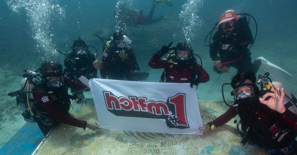 Hot FM berjaya menerima ASEAN Records sebagai Siaran Radio Secara Langsung Yang Pertama Dan Terdalam Disertai Penyampai Di Laut Terbuka.