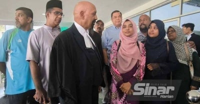 Ummu Haiman Bee (tiga dari kanan) ketika sidang akhbar selepas hujahan notis permohonan supaya kubur anak sulungnya digali semula bagi membolehkan bedah siasat kedua.
