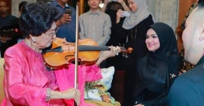 Siti dan Tun Dr Hasmah ketika ulang tahun perkahwinan Tun M dan Tun Dr Hasmah pada tahun 1999.