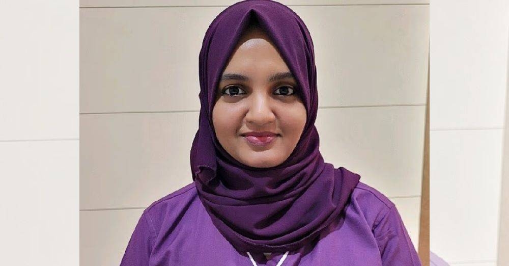 Jisna Iqbal yang merupakan doktor gigi bertauliah di India namun belum layak untuk menjalankan amalan pergigian di United Kingdom.