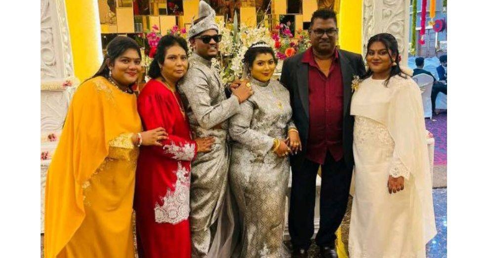 Pasangan pengantin baharu bersama ibu, bapa dan adik-beradik pengantin perempuan.