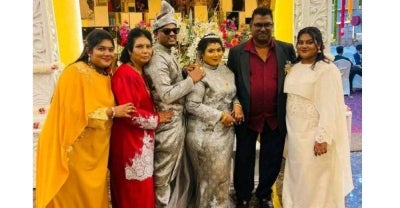 Pasangan pengantin baharu bersama ibu, bapa dan adik-beradik pengantin perempuan.