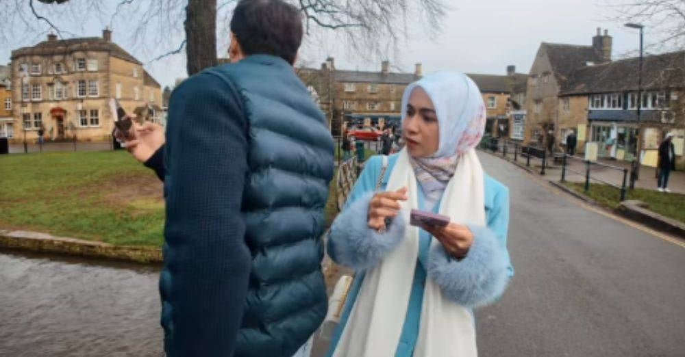 Tangkap layar klip video Bila Nak Kahwin nyanyian Amira yang menampilkan Fattah Amin