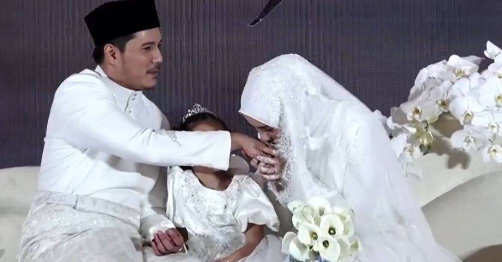 Upacara batal air sembahyang turut disaksikan Fatima.