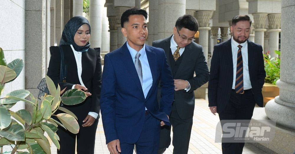 Naim bersama barisan peguamnya ketika prosiding pada 18 Ogos lalu.
