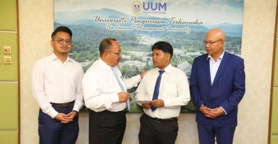 Pihak UUM juga telah menyerahkan bantuan wang tunai kepada Putera Iman.