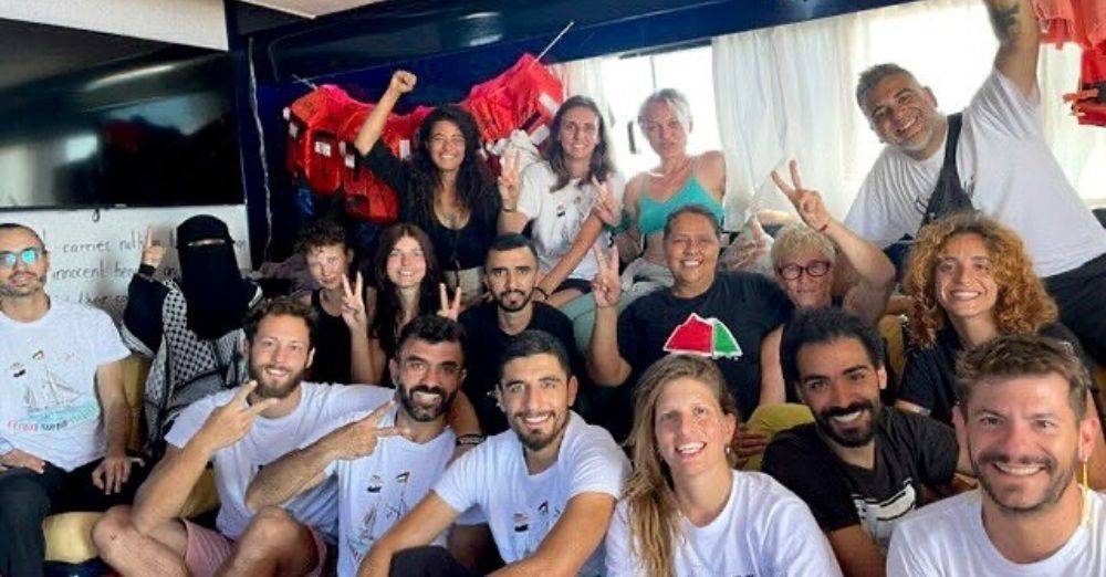 Zizi bersama aktivis lain yang berada dalam kapal Huga Yatta.