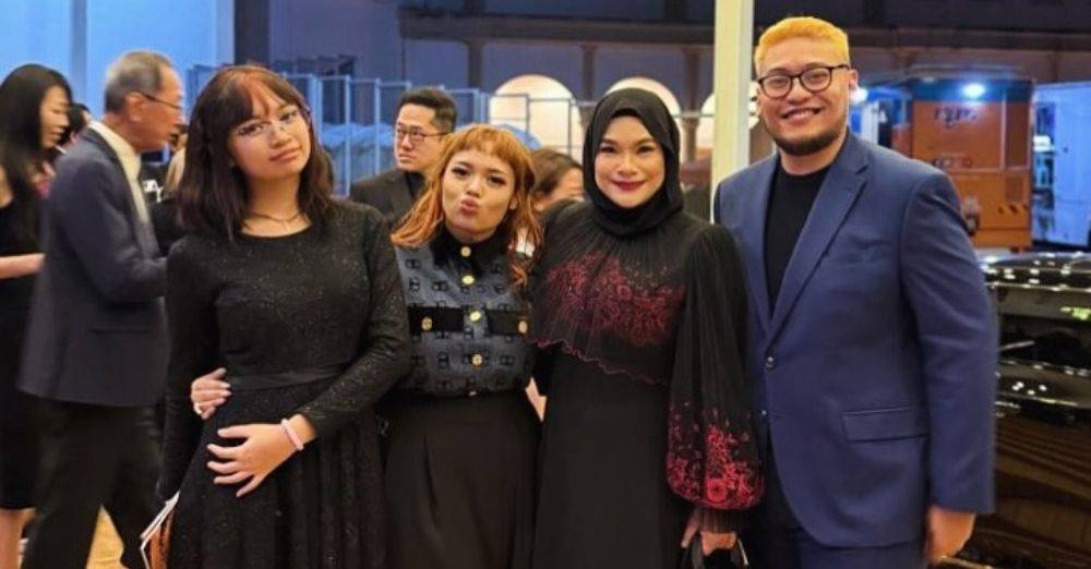 Nora bersama permata hatinya.