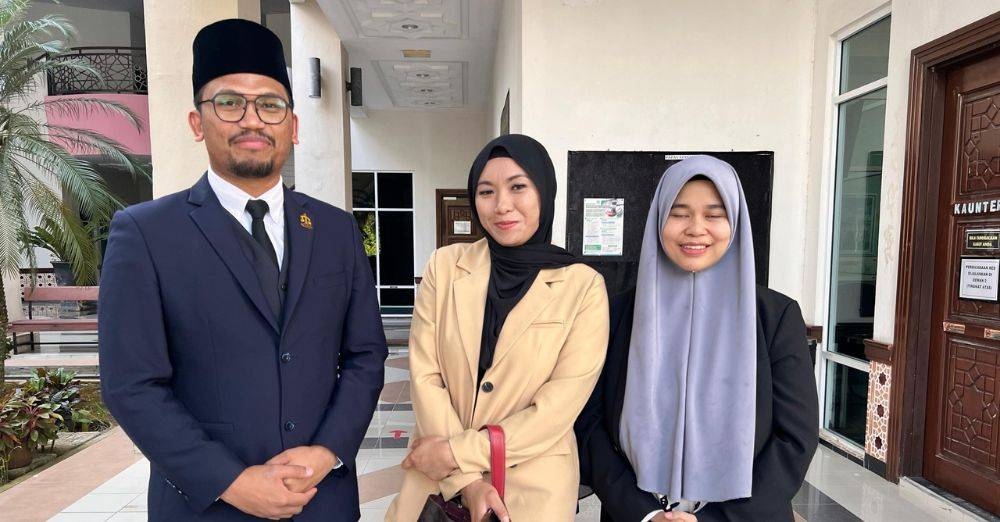 Afreena bersama peguamnya pada prosiding terdahulu.