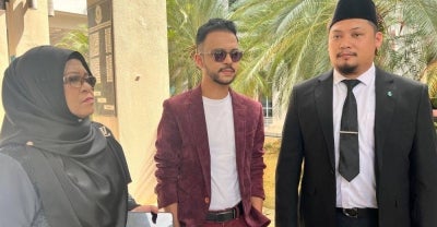 Along bersama ibu dan peguamnya pada prosiding terdahulu.