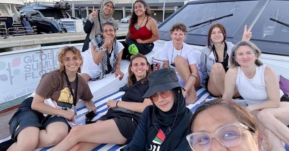 Zizi bersama rakan aktivis yang bersamanya dalam kapal Huga.