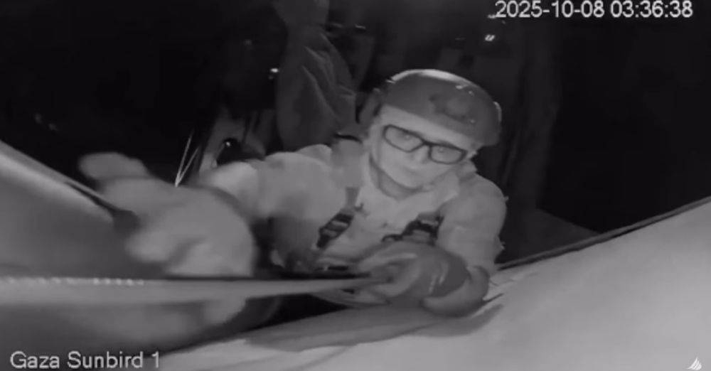 Rakaman dari kamera litar tertutup di kapal Gaza Sunbird 1 memaparkan seorang tentera Zionis cuba merosakkan sebuah kamera di kapal berkenaan.