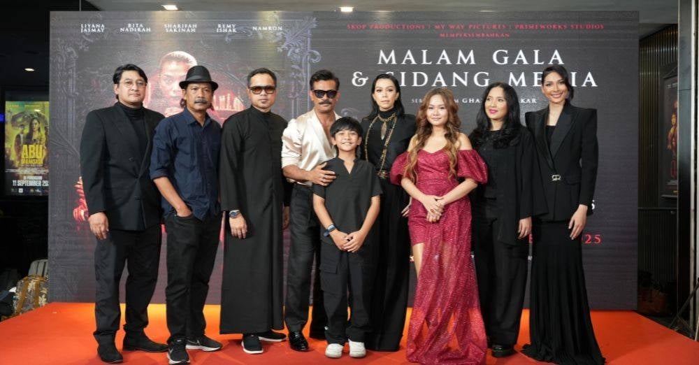 Sakinah bersama barisan pelakon dan pengarah Qifarah, Ghaz Abu Bakar (tiga dari kiri).