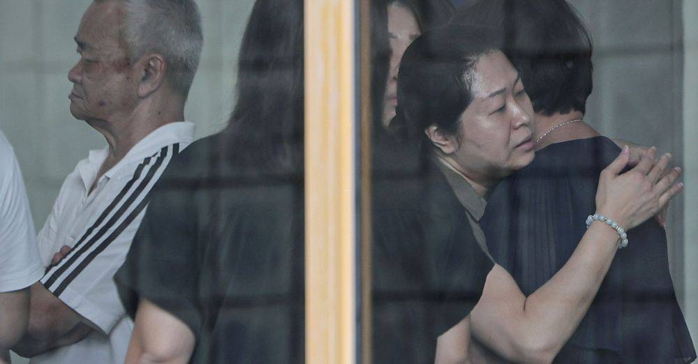 Keluarga pelajar maut ditikam berada di Jabatan Forensik PPUM (Foto: Bernama)