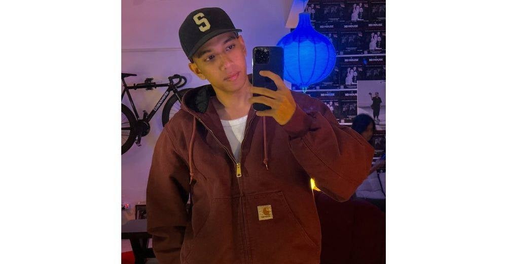 Tetap meneruskan kerja seni seperti biasa.