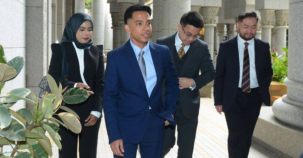 Naim bersama barisan peguamnya.