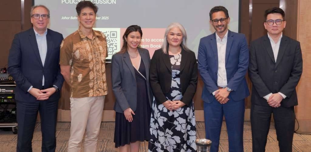 Dari kiri ke kanan Ketua Pegawai Eksekutif, Malaysian Recycling Alliance, Roberto Benetello, Pengarah Eksekutif, Singapore Environment Council (Cheang Kok Chung), Ketua Wakil Negara Malaysia USABC (Tina Jamaluddin), Christine Wan dan Pengarah, Kelestarian Pembungkusan Coca-Cola (Umesh Madhavan). Hiroyuki Industries, (Lionel Choong).
